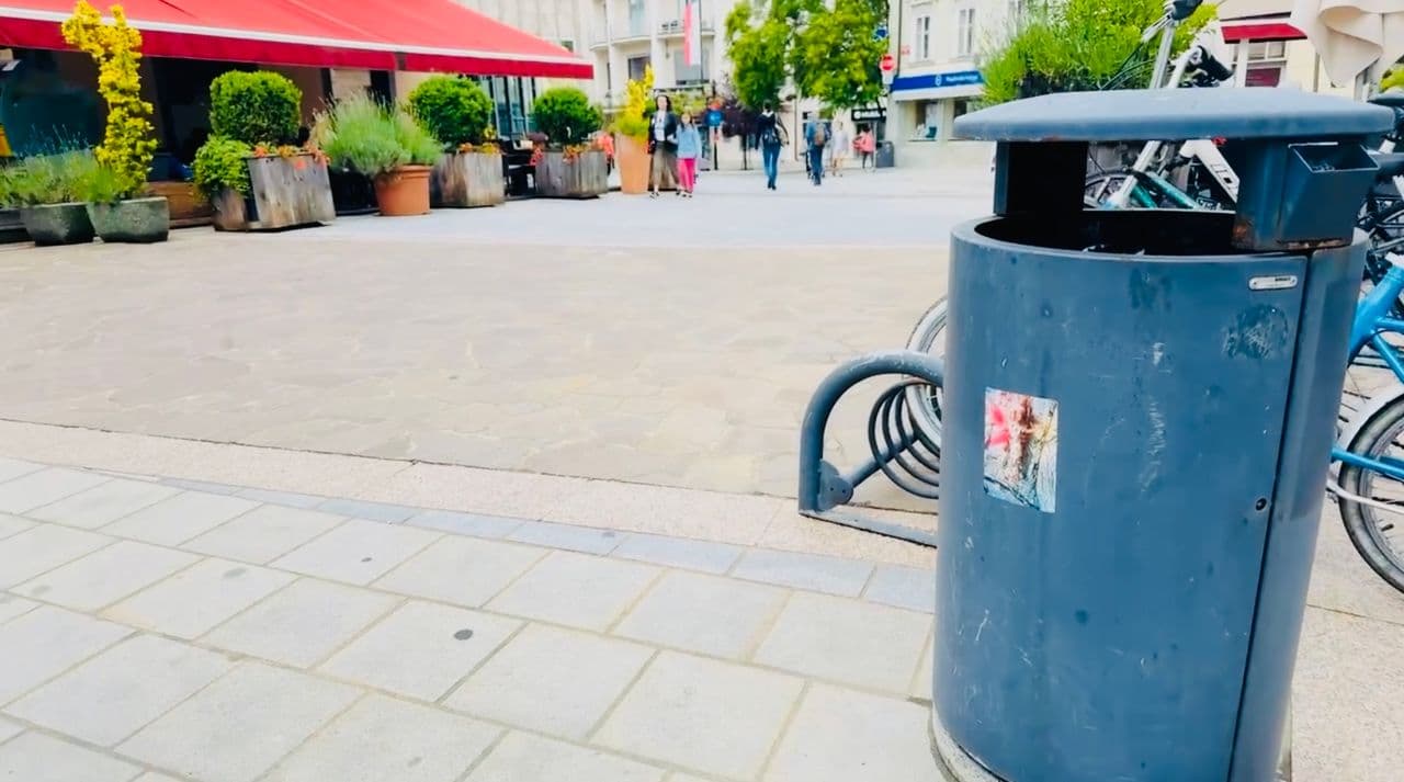 The intervention, carried out one day after the festival’s opening and later completed with the ZEN+ team, turned absence into presence: an ephemeral act of resistance and tenderness, reclaiming public space for art beyond institutional borders.